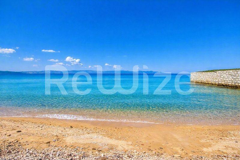 Εκπληκτική θέα στη γαλάζια θάλασσα από μονοκατοικία στη Χαλκιδική με παραλία άμμου και διαφανή νερά.