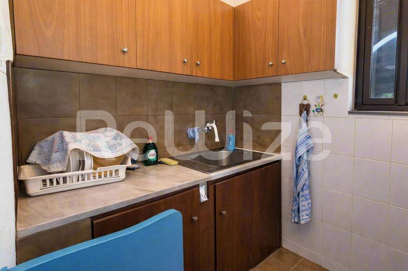 Συμπαγής κουζίνα με ξύλινα ντουλάπια σε απομονωμένη κατοικία στη Χαλκιδική, Σιθωνία.