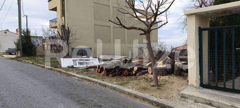 Πρόσοψη οικοπέδου στη Χαλκιδική με σύγχρονη αρχιτεκτονική μεζονέτας και περιβάλλον χώρο.