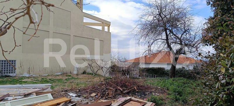 Οικόπεδο στην Χαλκιδική με πρόσοψη μεζονέτας και φυτεμένο χώρο.