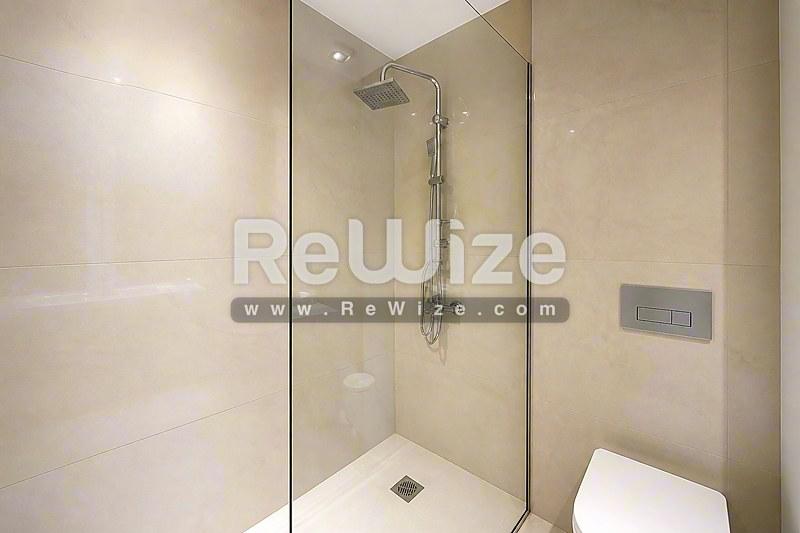 Σύγχρονο μπάνιο με walk-in shower σε διαμέρισμα στη Χαλκιδική.