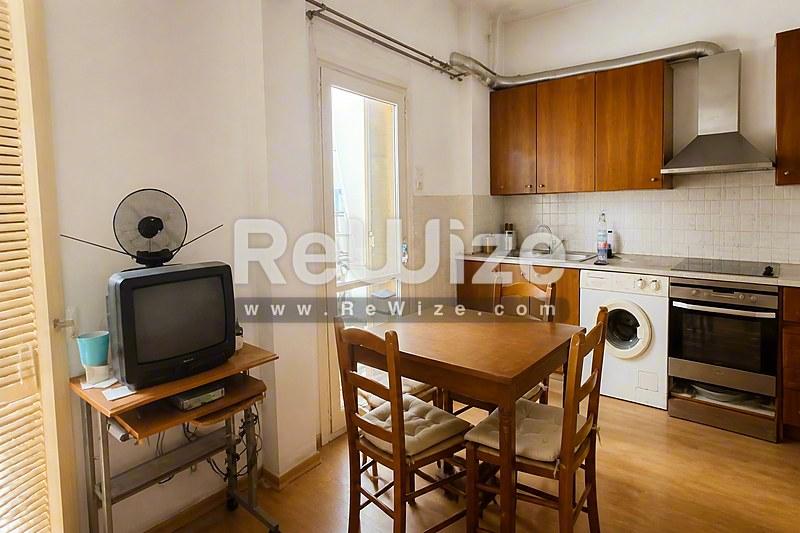 Άνετη κουζίνα και τραπεζαρία σε διαμέρισμα της Χαλκιδικής με ξύλινα έπιπλα και σύγχρονες συσκευές.