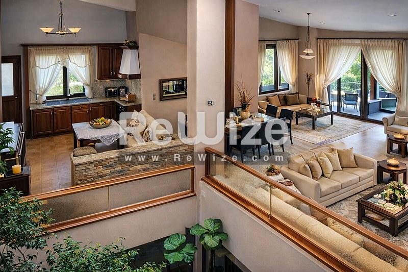 Ανοιχτόχωρο σαλόνι και τραπεζαρία βίλας στη Χαλκιδική με σύγχρονες λεπτομέρειες ξύλου και φυσικό φως.