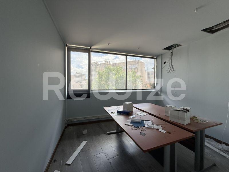 Photo 24,Σαλόνι,ΕΝΟΙΚΊΑΣΗ,Επαγγελματικό,Γραφείο,300τ.μ,€3,000,Κεραμικός