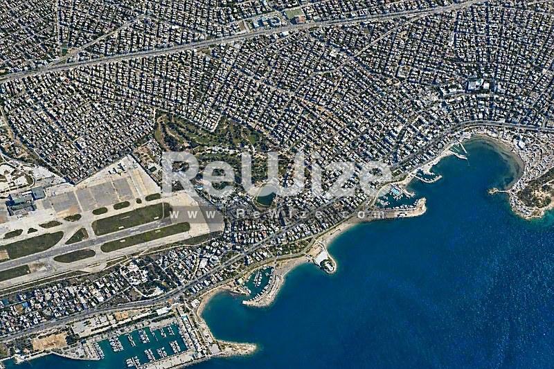 Εναέρια άποψη διαμερίσματος στη Χαλκιδική με παραθαλάσσια πρόσβαση και κοντινές μαρίνες.