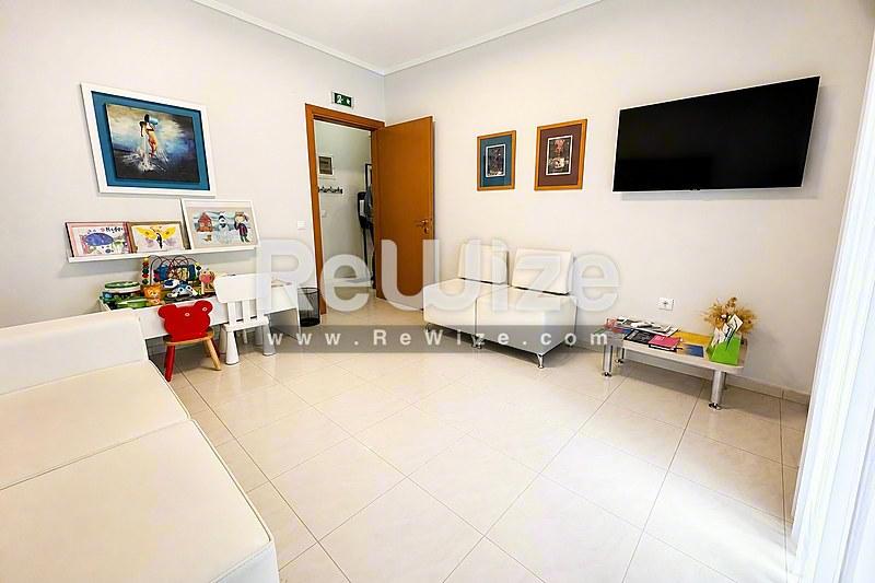 Φωτεινό σαλόνι γραφείου στη Χαλκιδική με σύγχρονη διακόσμηση και χώρο ψυχαγωγίας.