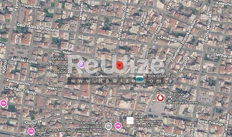 Εναέρια θέα της πρόσοψης ενός διαμερίσματος σε κατοικημένη περιοχή της Χαλκιδικής.