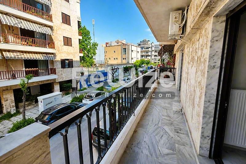 Ευρύχωρο μπαλκόνι διαμερίσματος στη Χαλκιδική με σύγχρονες κάγκελα και θέα στην πόλη.