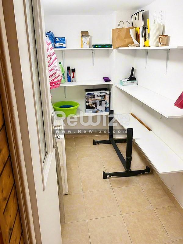 Αποθήκη μονοκατοικίας στη Χαλκιδική με οργανωμένα ράφια και χώρο εργασίας.