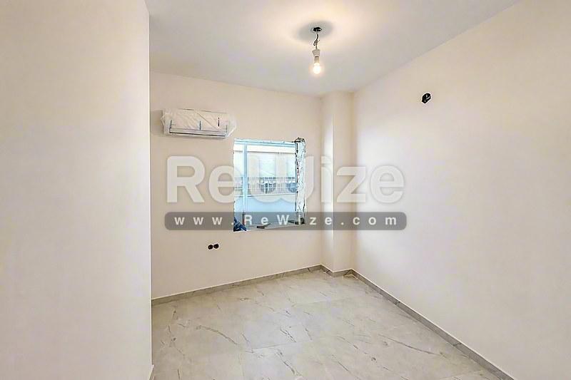 Φωτεινό υπνοδωμάτιο στούντιο στη Χαλκιδική με μαρμάρινο δάπεδο και φυσικό φως