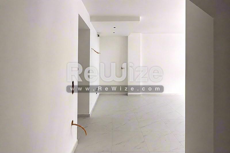 Φωτεινό studio ανοιχτής διαρρύθμισης στην Χαλκιδική με ευρύχωρο χώρο διαβίωσης και σύγχρονα δάπεδα.