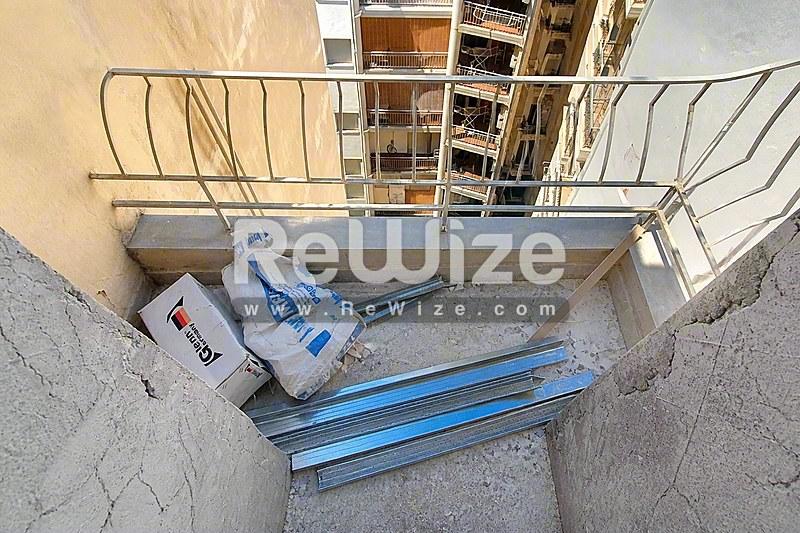 Μπαλκόνι διαμερίσματος στη Χαλκιδική με υλικά κατασκευής και μεταλλική κιγκλίδωμα κατά τη διάρκεια ανακαίνισης.