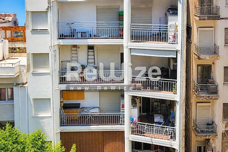 Σύγχρονη διαμέρισμα με πολλαπλά μπαλκόνια στη Χαλκιδική, Ελλάδα, με σχέδιο και αρχιτεκτονική κατοικίας.