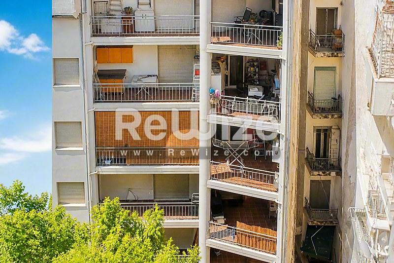 Σύγχρονη πολυκατοικία διαμερισμάτων στη Χαλκιδική με μπαλκόνια και πράσινη περιβάλλον.