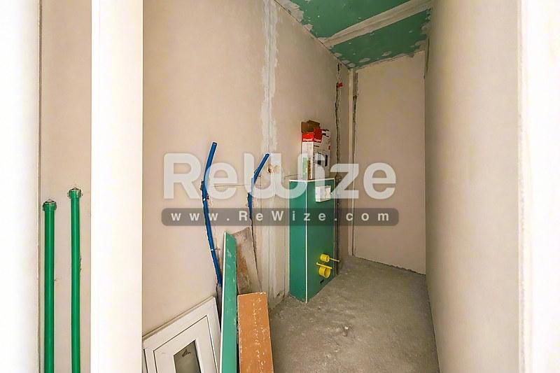 Αποθήκη διαμερίσματος στη Χαλκιδική με πράσινες σωλήνες, ηλεκτρικές σωλήνες και υλικά κατασκευής.