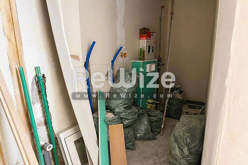 Αποθήκη διαμερίσματος στη Χαλκιδική με υλικά κατασκευής, εργαλεία και είδη αποθήκευσης.