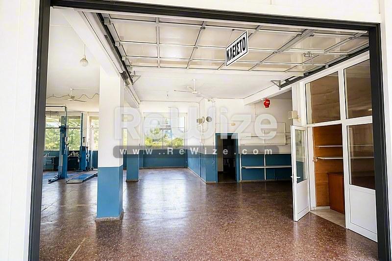 Φωτεινό σαλόνι μονοκατοικίας στη Χαλκιδική με μαρμάρινο δάπεδο και γυάλινες πόρτες προς τον κήπο.
