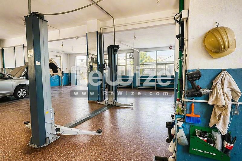Просторна тераса на μονοκατοικία στη Χαλκιδική με μάρμαρο, λευκή pergola και θέα στη θάλασσα.