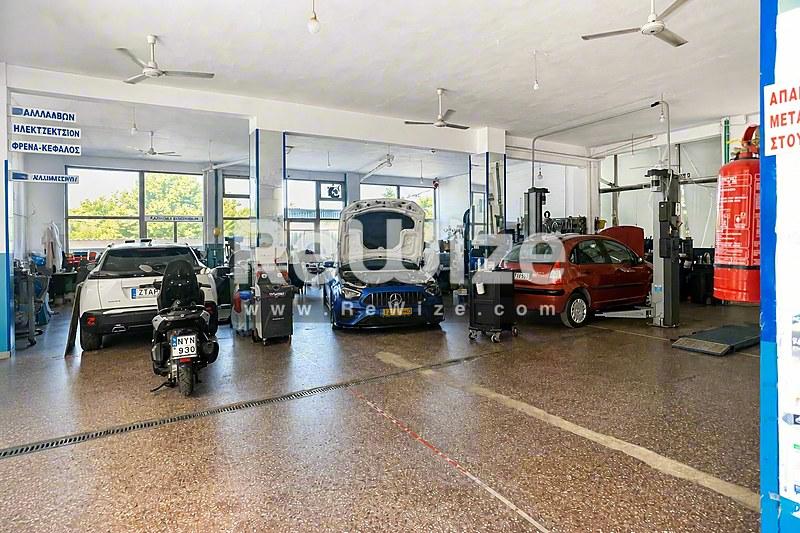 Φωτεινό, ευρύχωρο υπνοδωμάτιο σε μονοκατοικία στη Χαλκιδική με φυσικό φως και σύγχρονο δάπεδο.