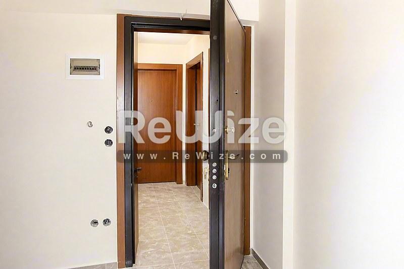 Φωτεινό μπαλκόνι μεζονέτας στη Χαλκιδική με ολισθαίνουσες γυάλινες πόρτες.