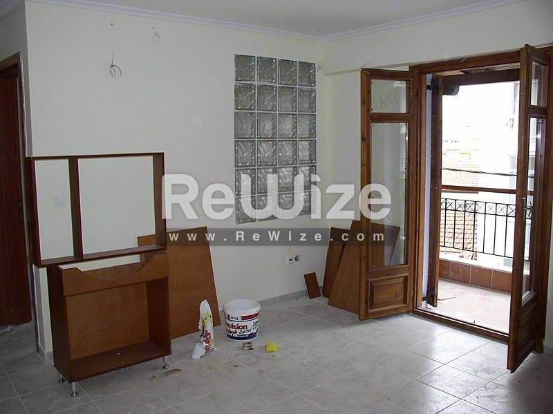 Σύγχρονη μονοκατοικία στη Χαλκιδική με πέτρινες τοιχοποιίες, ξύλινη περγόλα και просторη βεράντα.