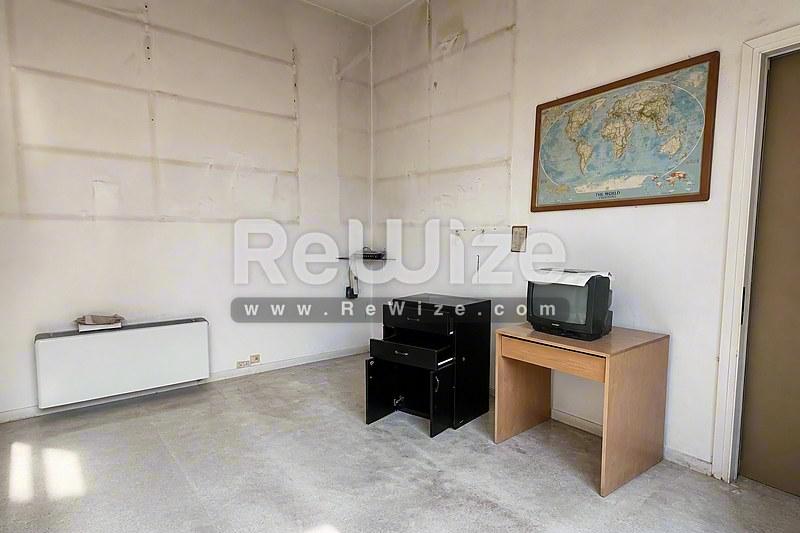 Αποθήκη σε βιομηχανικό κτίριο στη Χαλκιδική με πιάνο, γραφείο και διάφορο εξοπλισμό.