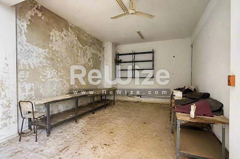 Αποθήκη βιομηχανικού κτιρίου στη Χαλκιδική με τσιμεντένιο δάπεδο και απλά ράφια.