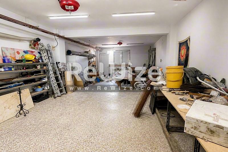 Ευρύχωρος χώρος αποθήκευσης βιομηχανικού κτιρίου στη Χαλκιδική με οργανωμένα εργαλεία και εξοπλισμό.