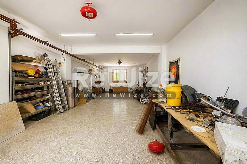 Βιομηχανικό κτίριο αποθήκευσης στη Χαλκιδική με οργανωμένα ράφια, πάγκους εργασίας και χώρο αποθήκευσης εξοπλισμού.