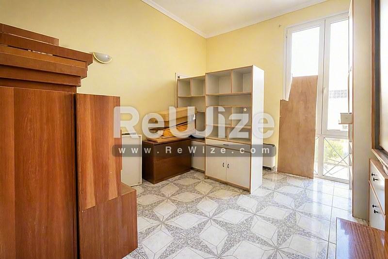 Αποθήκη σε βιομηχανικό κτίριο στη Χαλκιδική με ξύλινα έπιπλα και ράφια.