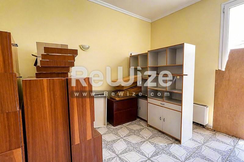 Αποθήκη σε βιομηχανικό κτίριο στη Χαλκιδική με ράφια και ξύλινα υλικά.