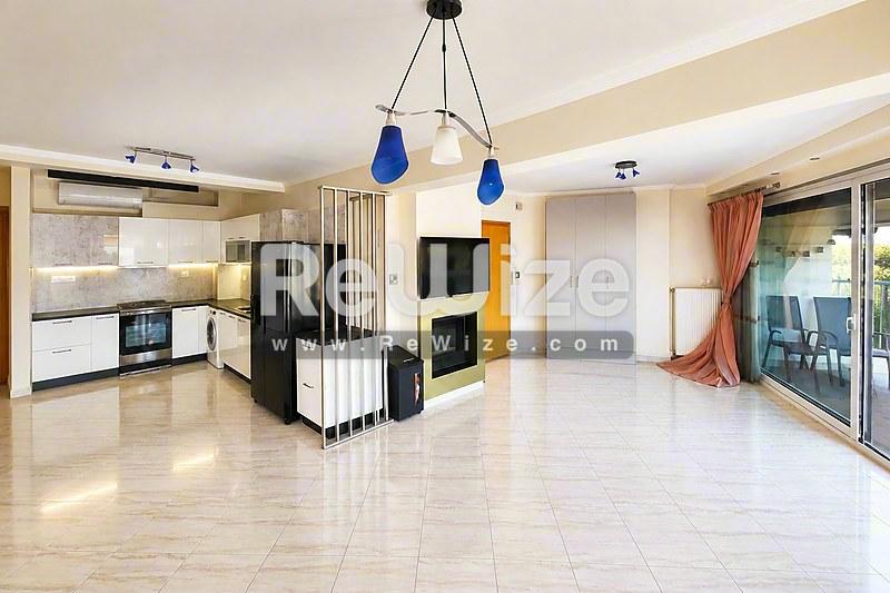 Apartment 165 m² in Kalamaria, open-plan living area