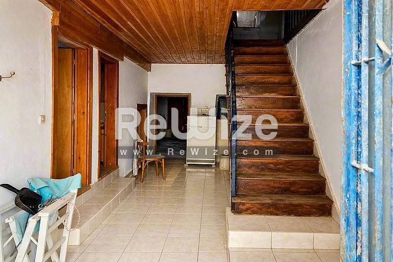 Φωτεινός διάδρομος με ξύλινη σκάλα σε κατοικία στη Χαλκιδική rw-7431