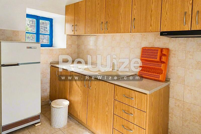 Συμπαγή κουζίνα με ξύλινα ντουλάπια στο ακίνητο Χαλκιδικής rw-7431.