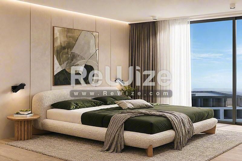 Κύρια κρεβατοκάμαρα στην ιδιοκτησία rw-7459 στη Χαλκιδική με καμπύλο κρεβάτι, πανοραμικά παράθυρα και θέα στη θάλασσα.