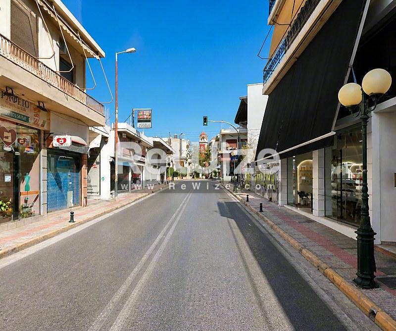 Το διαμέρισμα στη Χαλκιδική βρίσκεται σε γραφική πεζόδρομο με καταστήματα και καφές.