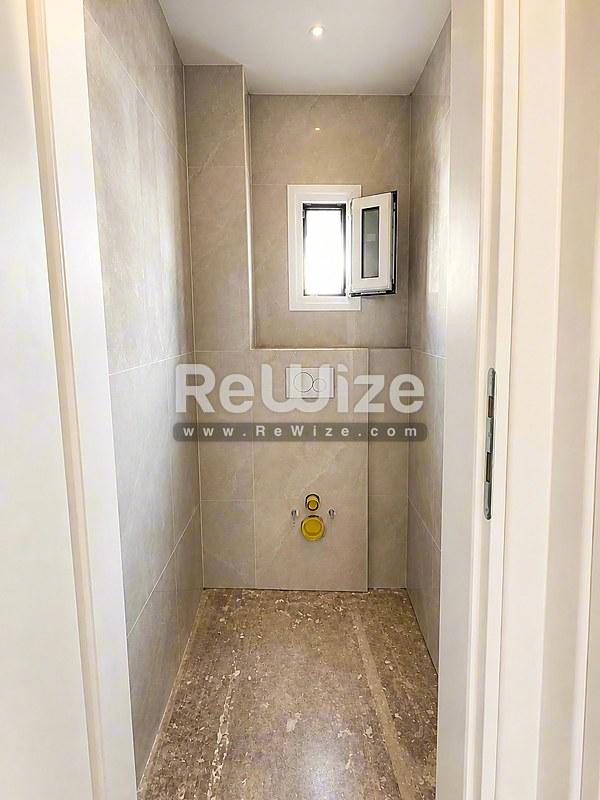 Ευρύχωρο μπάνιο υπό κατασκευή στην ιδιοκτησία Halkidiki rw-7523 με σύγχρονα πλακάκια και εξαρτήματα.
