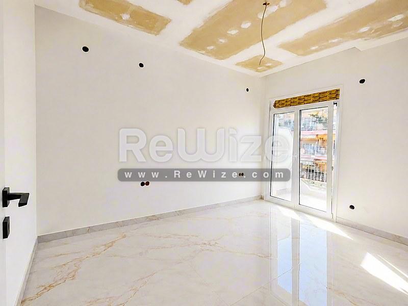 Σύγχρονο σαλόνι στο ακίνητο Halkidiki rw-7523 με μαρμάρινο δάπεδο και σύγχρονες λεπτομέρειες.