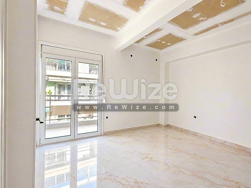 Φωτεινό σαλόνι με μαρμάρινο δάπεδο και γυάλινες πόρτες σε ακίνητο στη Χαλκιδική rw-7523.