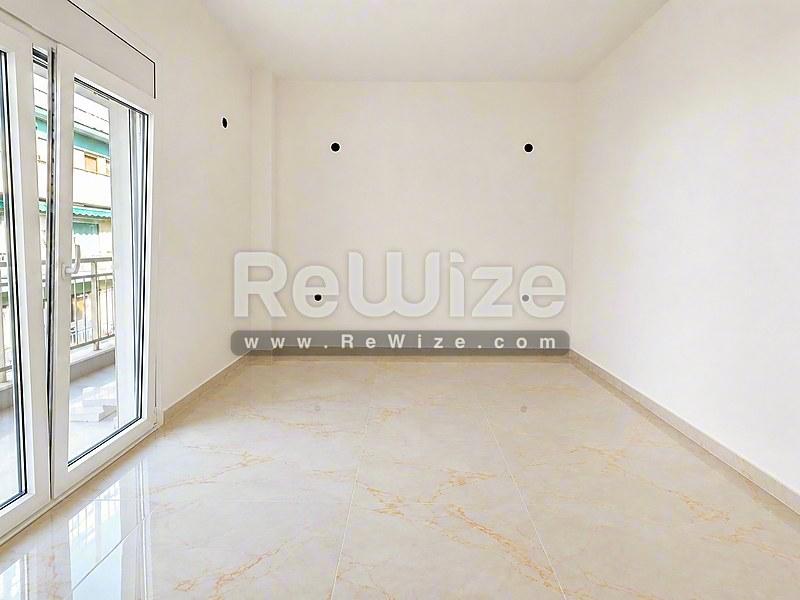 Ευρύχωρο σαλόνι στο ακίνητο Halkidiki rw-7523 με μάρμαρο και γυάλινες πόρτες.