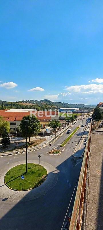 Διαμέρισμα στη Χαλκιδική περιτριγυρισμένο από πράσινο τοπίο και σύγχρονες υποδομές με θέα στα βουνά.