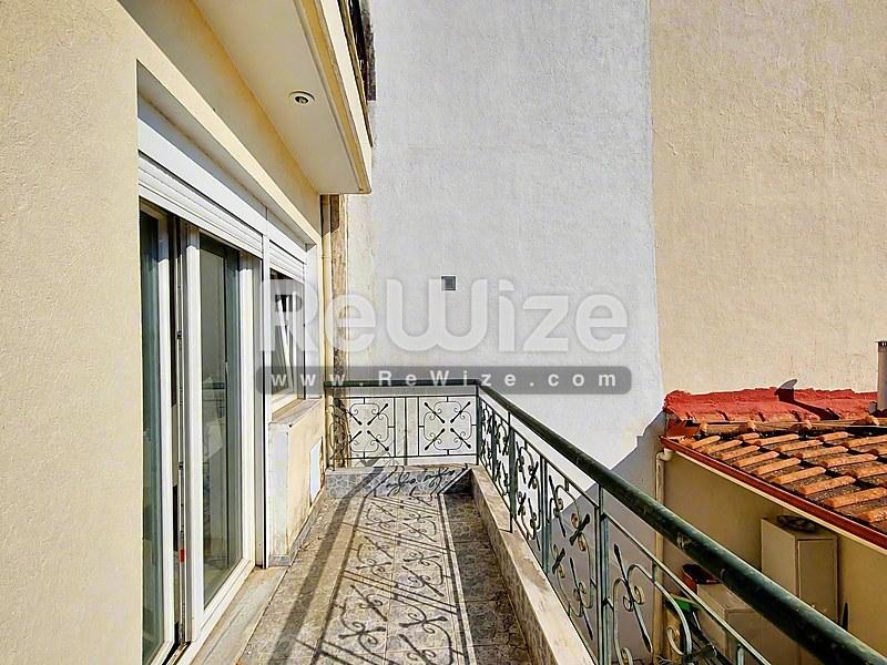 Στενό μπαλκόνι μεζονέτας στη Χαλκιδική με κεραμοσκεπή και θέα θάλασσας.