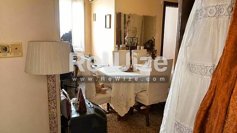 Κομψό τραπεζαρία σε βίλα στη Χαλκιδική με στρογγυλό τραπέζι, ήπιο φωτισμό και ουδέτερη διακόσμηση.