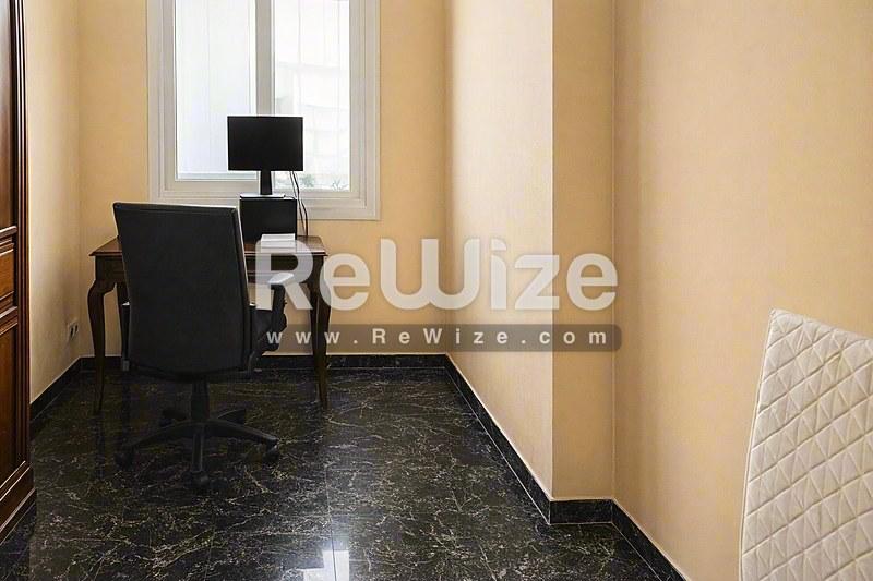 Σύγχρονος χώρος εργασίας σαλονιού στο ακίνητο Halkidiki rw-7568 με κομψό γραφείο και ελάχιστη διακόσμηση.