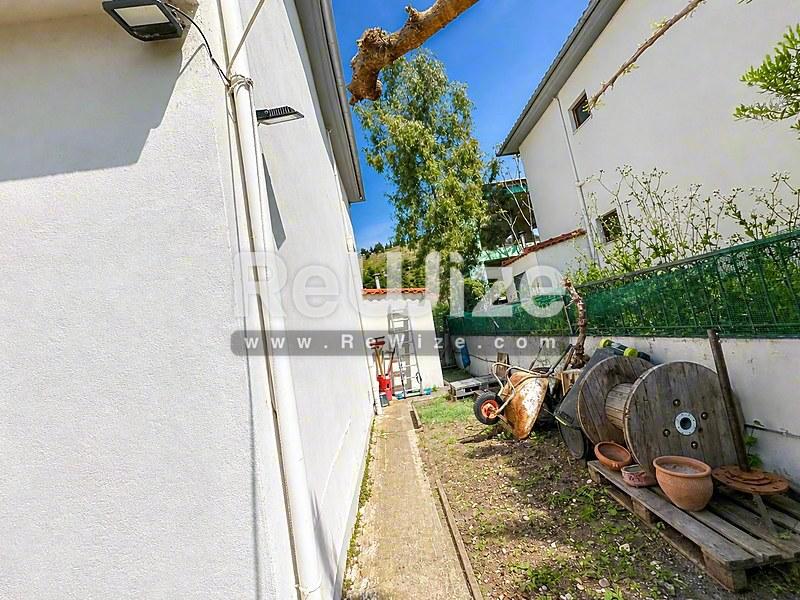 Ευρύχωρη αυλή μεζονέτας στη Χαλκιδική με χώρο κήπου και αποθήκες.