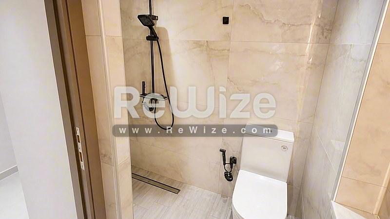 Σύγχρονο μπάνιο στο ακίνητο Halkidiki rw-7585 με walk-in ντουζιέρα και σύνθετα εξαρτήματα.