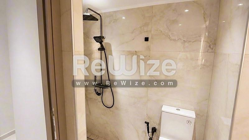Σύγχρονο μπάνιο με walk-in ντους στο ακίνητο Halkidiki rw-7585