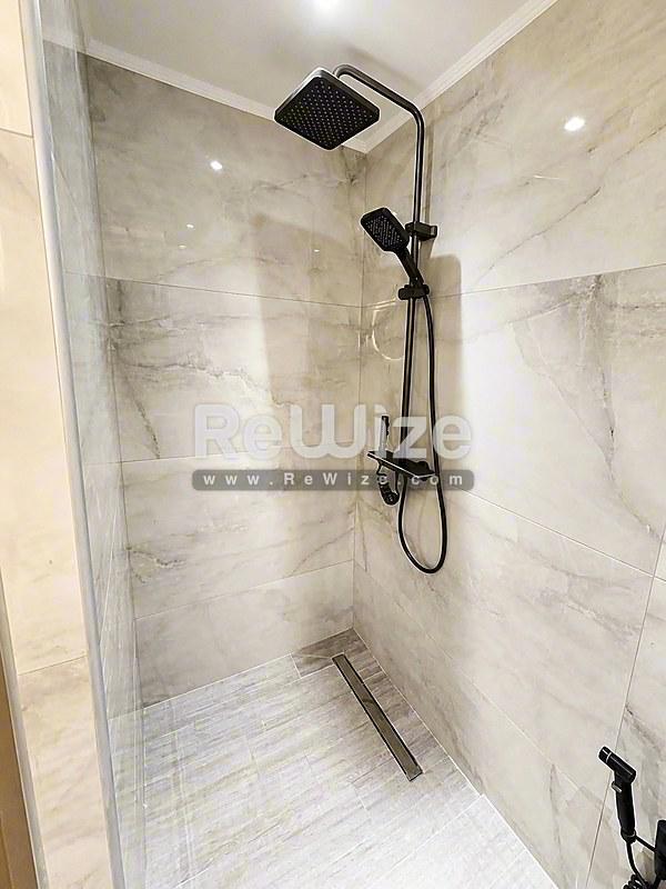 Σύγχρονο μπάνιο με μάρμαρο και rainfall showerhead στο Halkidiki, ιδιότητα rw-7585.