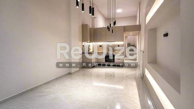 Σύγχρονη κουζίνα με ανοιχτά ξύλινα ντουλάπια και κομψές συσκευές στο ακίνητο rw-7585 στη Χαλκιδική.