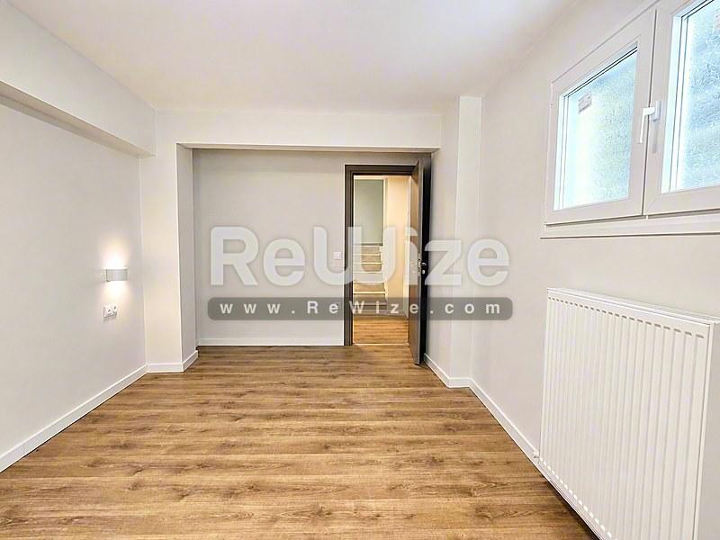 Φωτεινό σαλόνι στο ακίνητο Halkidiki rw-7585 με ξύλινα δάπεδα και σύγχρονη θέρμανση.
